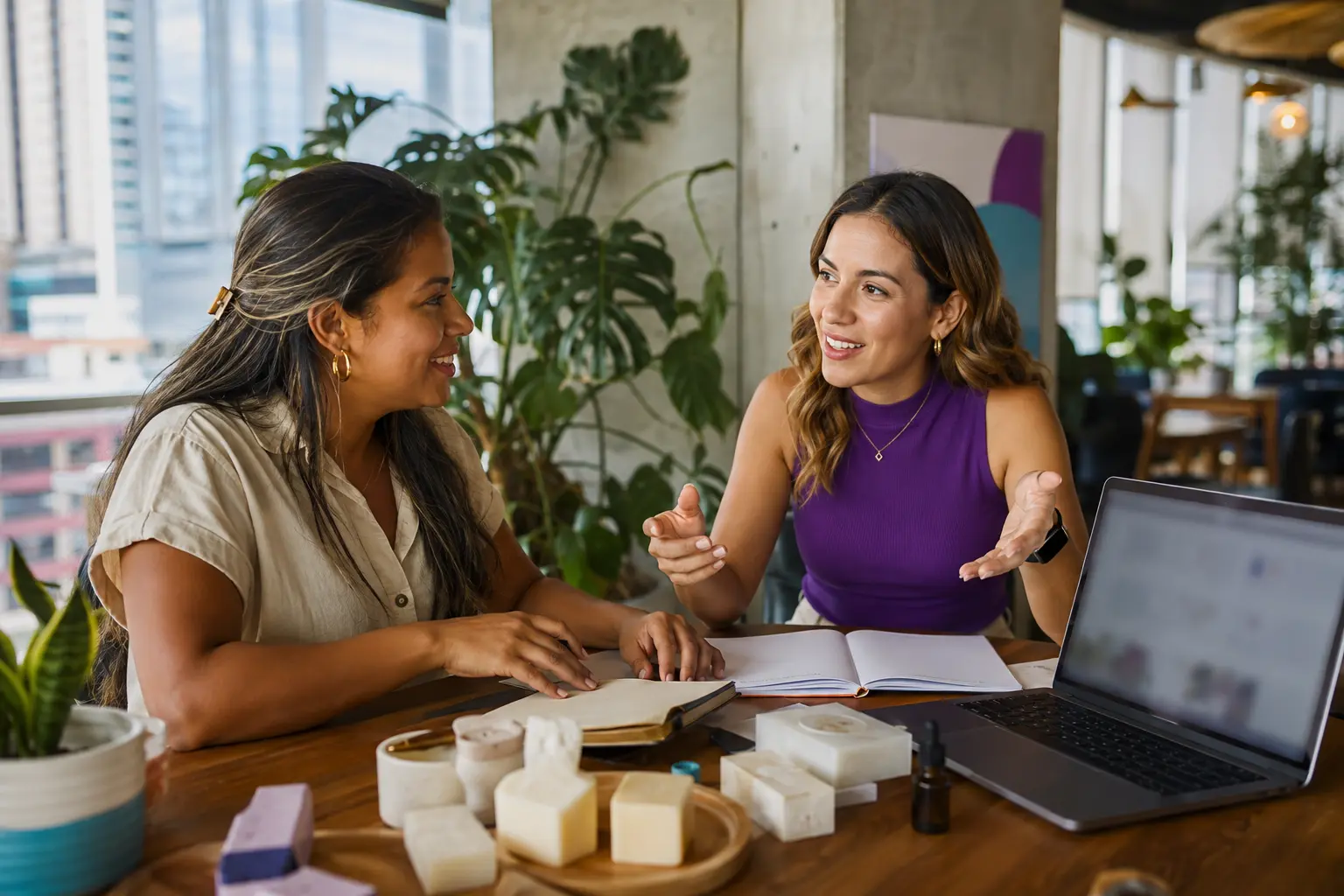 Empresaria y consultora planificando juntas una tienda online