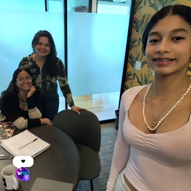 Equipo y cliente compartiendo una sesión de trabajo con Lady Web