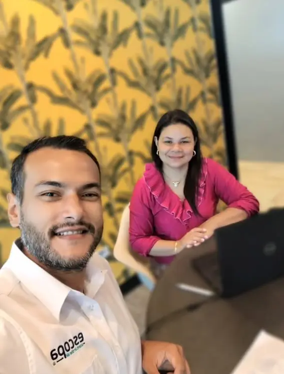 Reunión de Lady Web con un cliente para revisar su proyecto