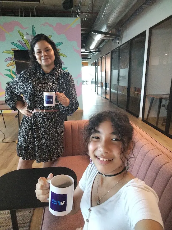 Equipo Lady Web compartiendo café en el espacio de trabajo
