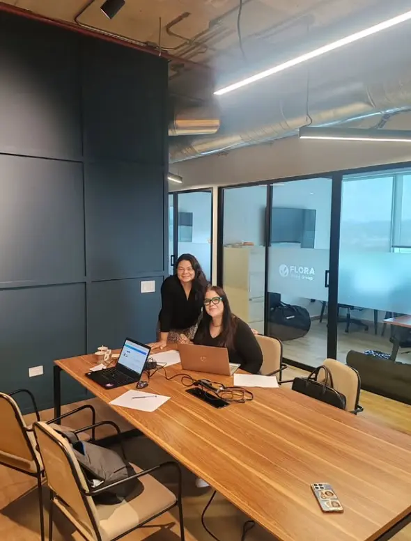 Natalia Azevedo y el equipo de Lady Web planificando un proyecto con un cliente
