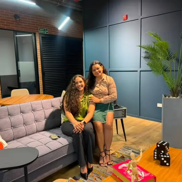 Integrantes de Lady Web compartiendo un momento de trabajo en la oficina