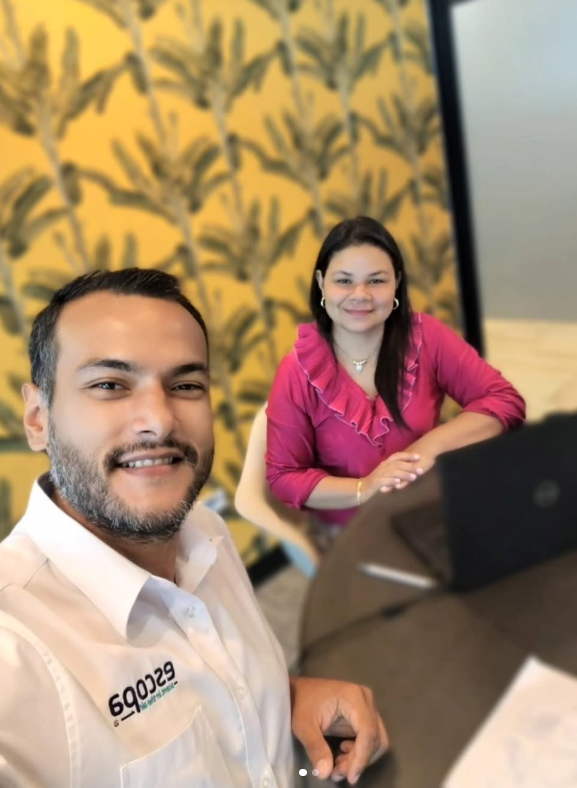 Profesionales revisando juntas un proyecto digital en una sesión de acompañamiento