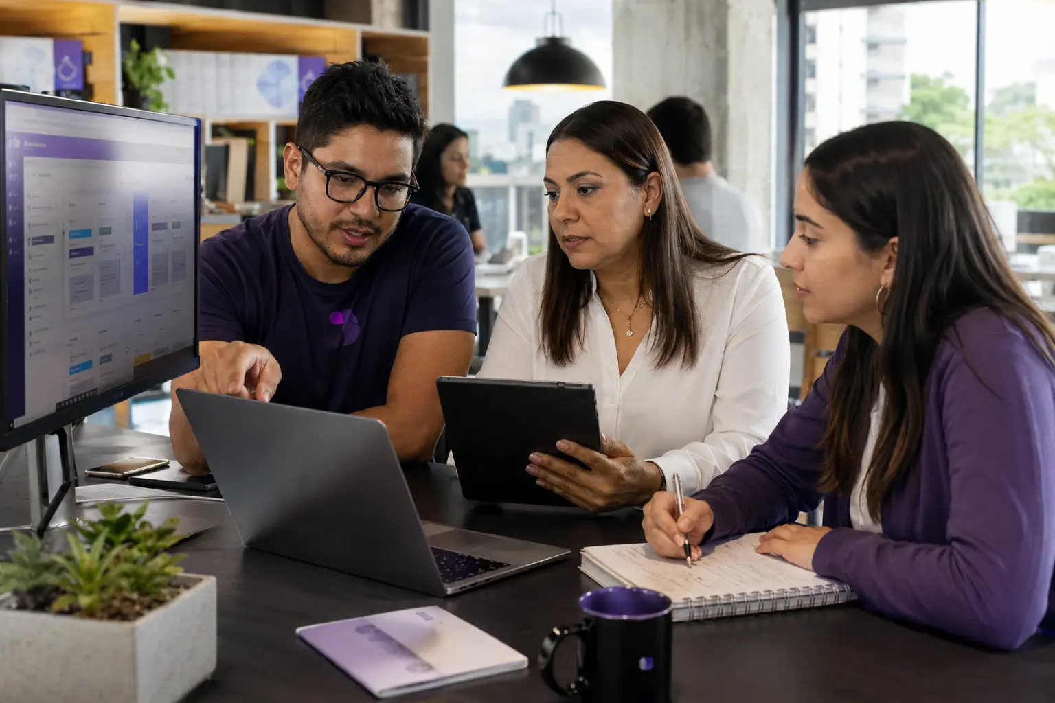 Equipo de desarrollo y cliente probando juntos una plataforma empresarial