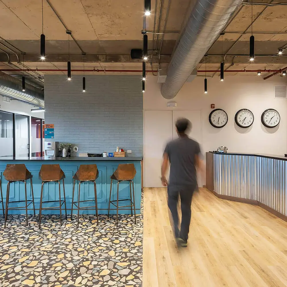 Recepción y área de café dentro de Workings en Dream Plaza